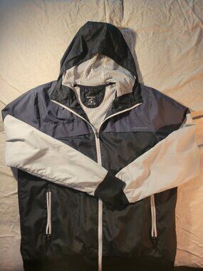 Brooks Windbreaker Size Large . zip up . hood . mesh